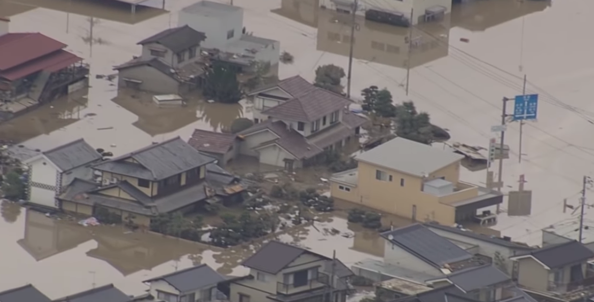 日本降下前所未見的豪雨，小田川潰堤造成倉敷市真備町地區等地嚴重淹水，目前周邊地區至少有4600戶住宅受災。 圖：翻攝自YOUTUBE