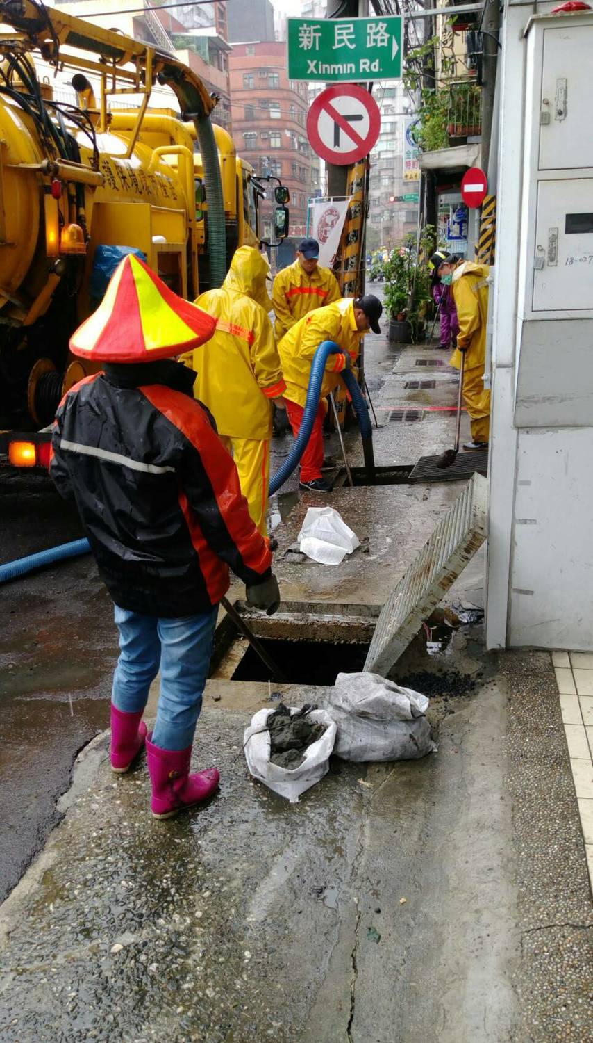 環保局也正進行加強疏濬水溝工作。 圖 : 基隆市政府/提供