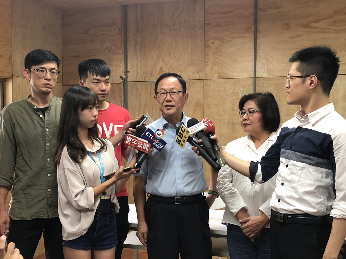 丁守中(中)呼籲年底選舉軍公教一定要出來投票。 圖：丁守中辦公室/提供