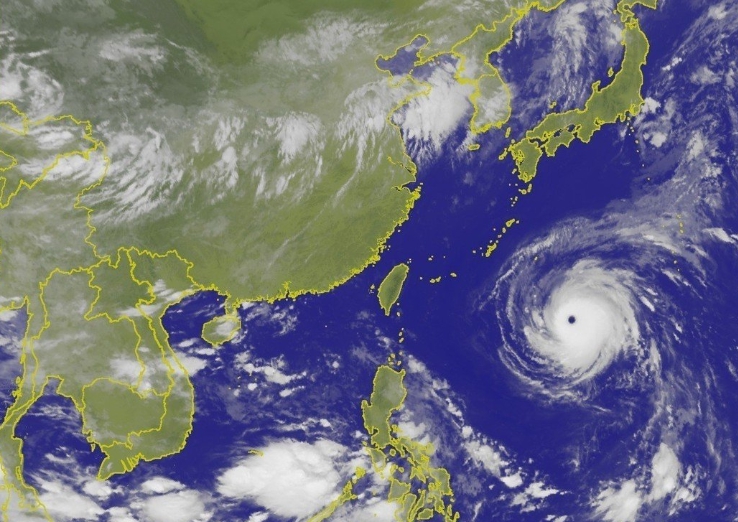 強颱瑪莉亞颱風目前位於台北東南東方1200多公里海面，正以每小時31公里速度，向西北西前進。 圖：翻攝中央氣象局