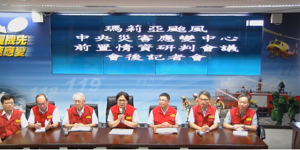 中央災害應變中心指揮官內政部長葉俊榮今（9）日於中央災害應變中心開設前，召開瑪莉亞颱風前置情資研判會議。 圖：影片截圖
