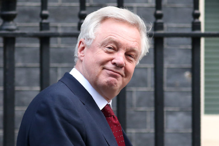 英國脫歐大臣戴維斯 (圖) 和助理政務次長貝克請辭下台，對首相梅伊來說是個重大打擊。
 圖 : 翻攝自politico.eu