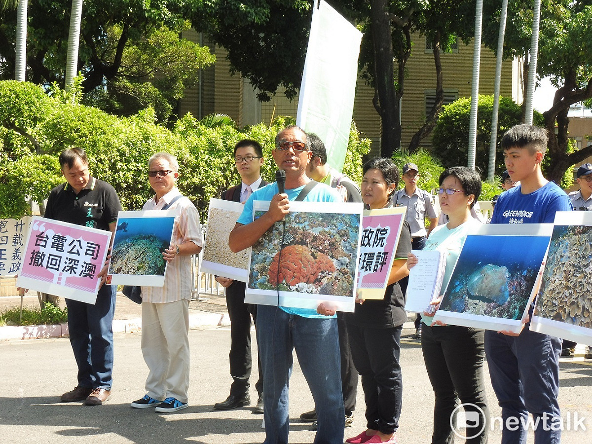 深澳居民、潛水教練王銘祥拿出他今年拍到的珊瑚照片呼籲台電，「這是腦狀珊瑚，官員腦袋不要泡水了，泡水會當機」。 圖：謝莉慧/攝