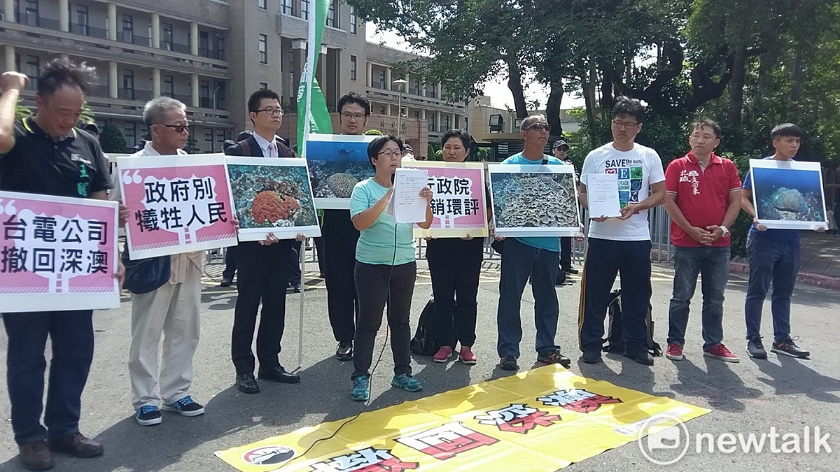 反深澳燃煤電廠自救會及深澳、瑞芳、基隆等地居民今（9）日前往行政院大門口，與聲援的環保團體共正式向行政院遞狀提起訴願。 圖：謝莉慧/攝