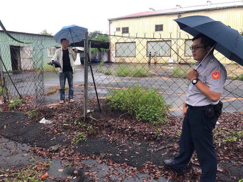 廖姓男子（左）出獄後工作難找，主動向警方自首偷竊電線，並帶員警到偷竊現場，警方比對監視器畫面嫌疑人及使用車輛特徵後，將廖男依竊盜罪移送地檢署偵辦。 圖 : 內埔派出所/提供