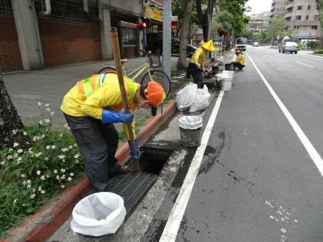 強颱即將來襲，北市環保局積極進行溝渠清疏工作，也請民眾多加留意自家附近水溝是否堵塞。 圖：翻攝台北市政府官網