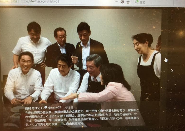 日本豪雨重創西日本，日本首相安倍晉三還為了總裁選舉對策而跟自民黨議員飲酒作樂，引發爭議。 圖：劉黎兒/翻攝自副官房長官西村康稔的推特