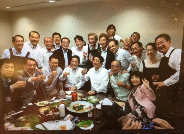 西日本是5日下午2點就已經開始發出警報了，不過首相官邸到8日已經有百人死亡失蹤為止，沒有任何動作，5日夜裡安倍還為了總裁選舉對策而跟自民黨議員飲酒作樂，導致各界批評，攝自副官房長官西村康稔的推特，這張照片引起各界嚴厲批評。 圖：劉黎兒//翻攝自副官房長官西村康稔的推特