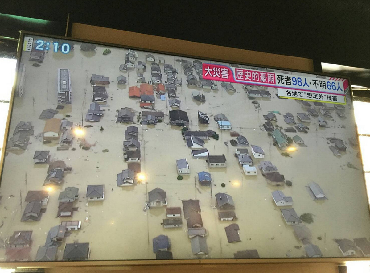 整個街道淹沒在雨水中，從上往下看只剩下屋頂。 圖：劉黎兒/翻攝日本富士電視台