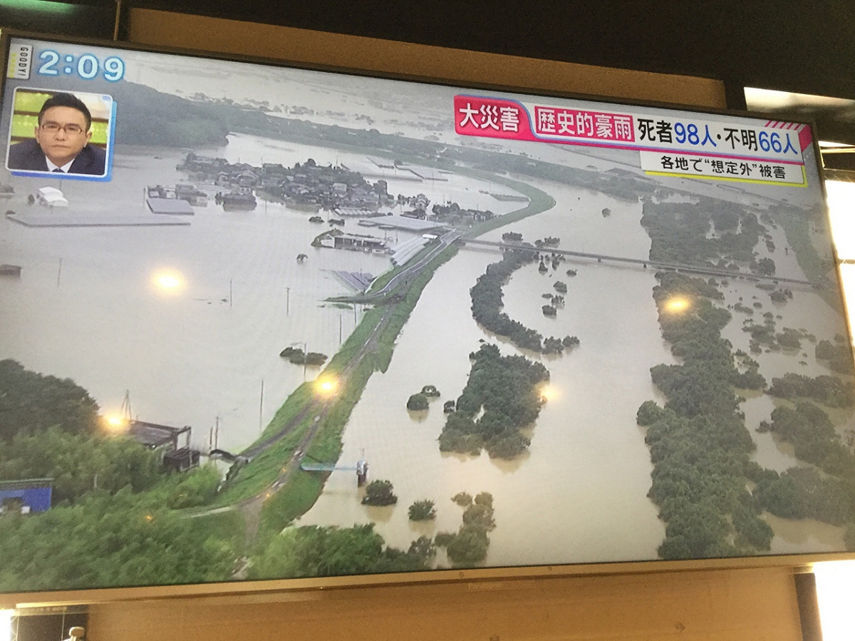 豪雨轟炸日本西半部，整個郡縣都泡在水中。 圖：劉黎兒/翻攝日本富士電視台