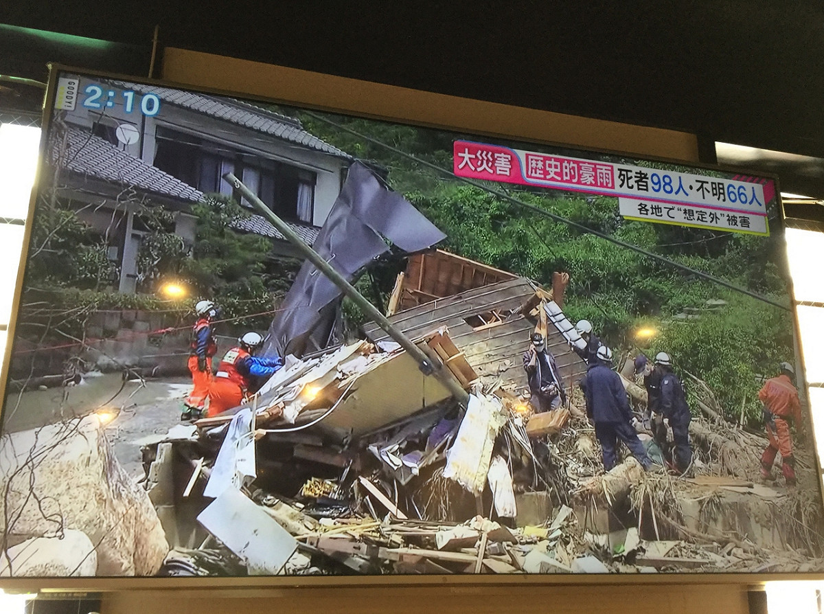 房屋遭到土石流沖刷，已面目全非。 圖：劉黎兒/翻攝日本富士電視台