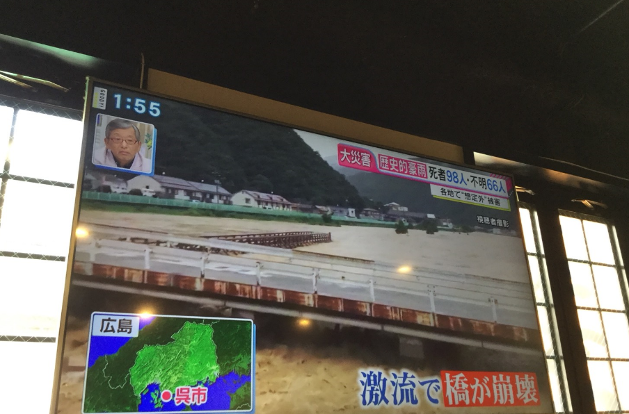豪雨造成河流暴漲，導致橋梁崩壞。 圖：劉黎兒/翻攝日本富士電視台