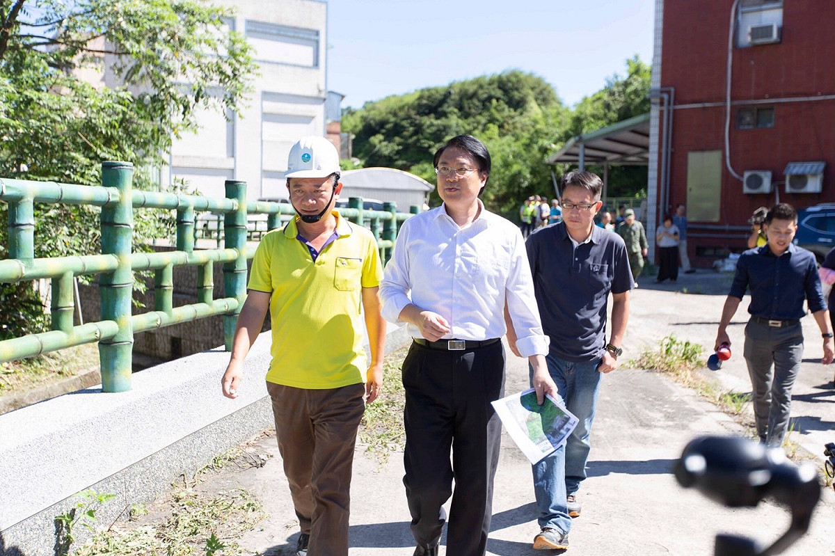 瑪莉亞颱風朝北台灣前進，基隆市長林右昌今日赴深澳坑溪巡視清淤。 圖：基隆市政府 ／ 提供