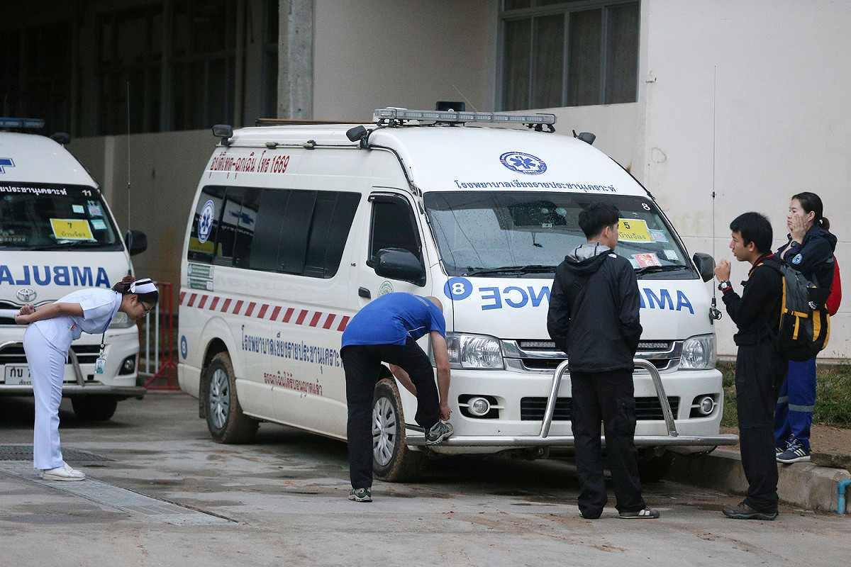 根據路透社目擊者指出，救援人員以擔架將今日救出的第一名受困者抬至救護車上。 圖：達志影像/路透社