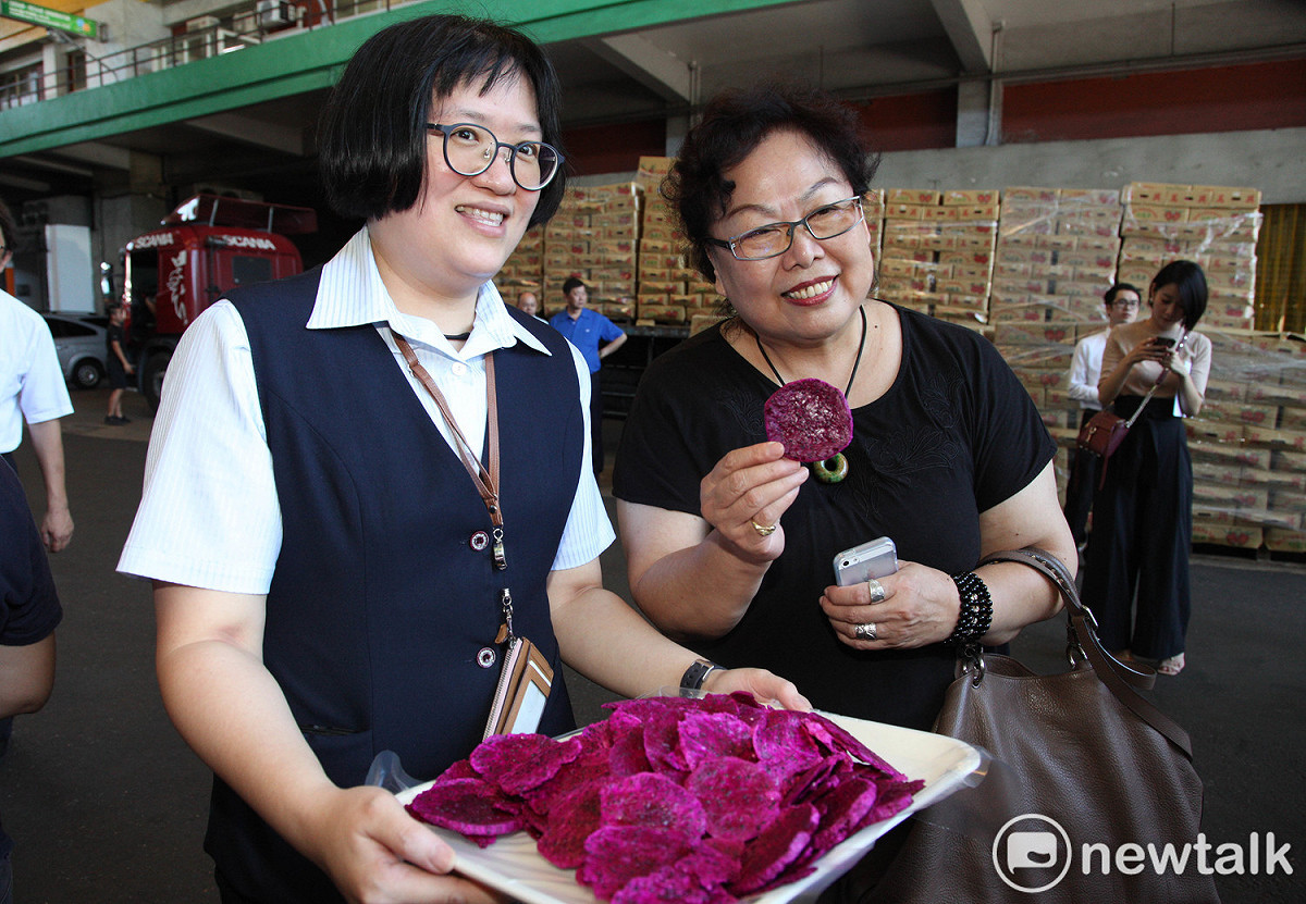 義美食品利用乾燥冷凍技術將火龍果製成果乾，保留甜酸味，好吃度完全不輸新鮮火龍果。 圖:林昀真/攝