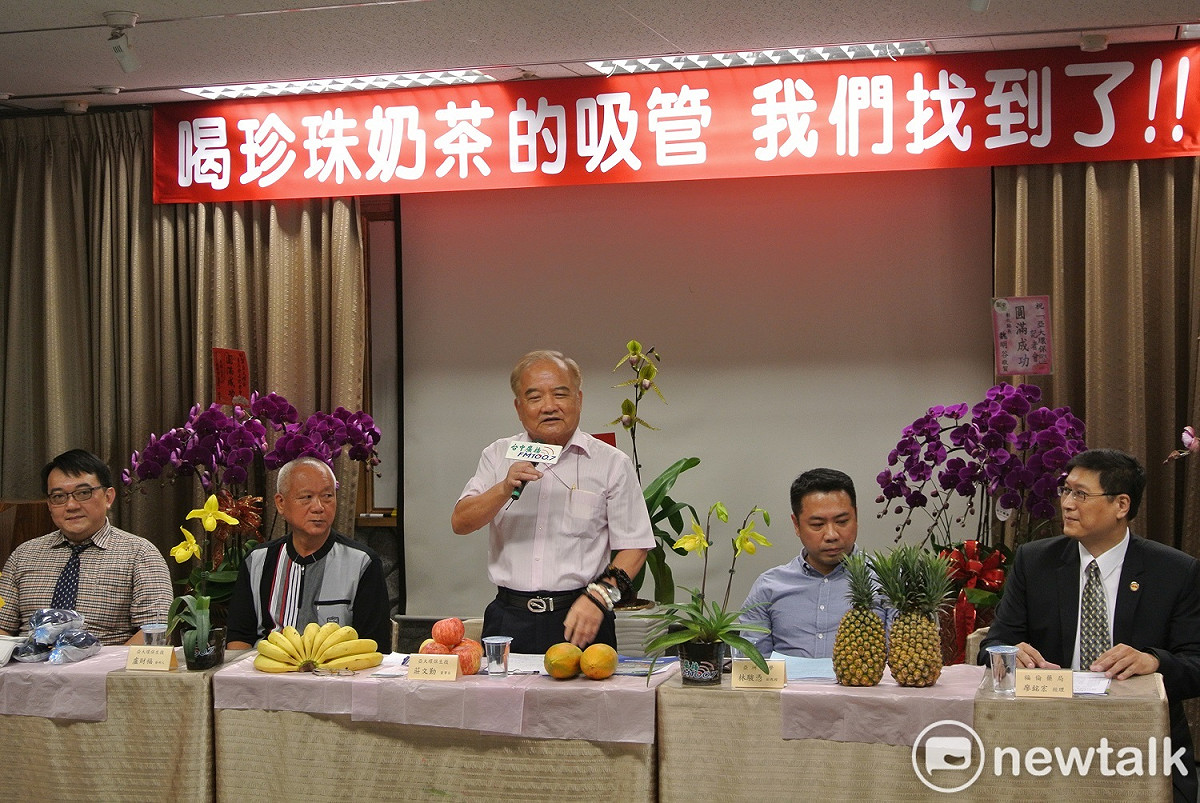 「亞大EPA」研究成果發表會上，台中廣播創辦人文平表示，「喝珍珠奶茶的吸管，我們找到了。」 圖：唐復年/攝