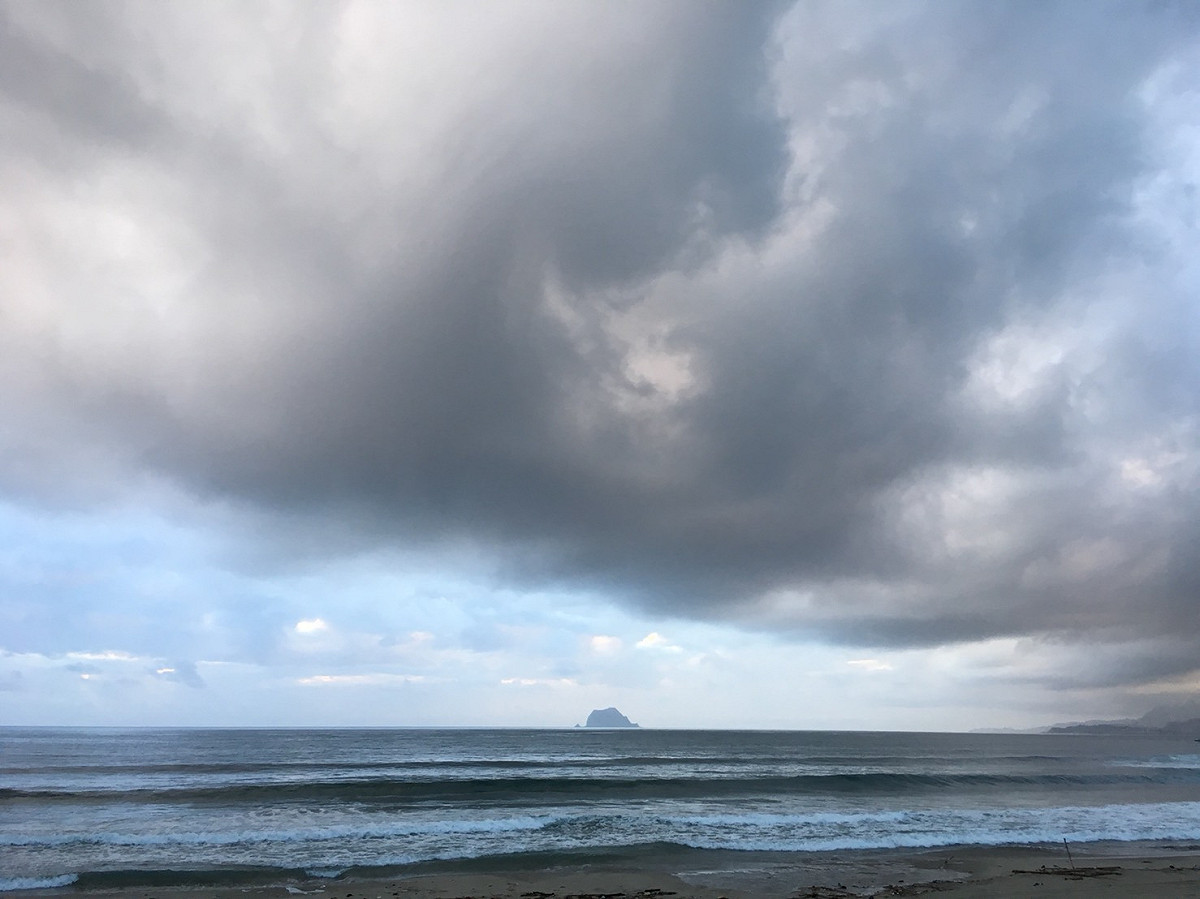 今(10)晨受到持續逼近的強颱「瑪莉亞」影響，一早北海岸的基隆島上天空已出現烏雲密布狀況。 圖：吉星照/攝