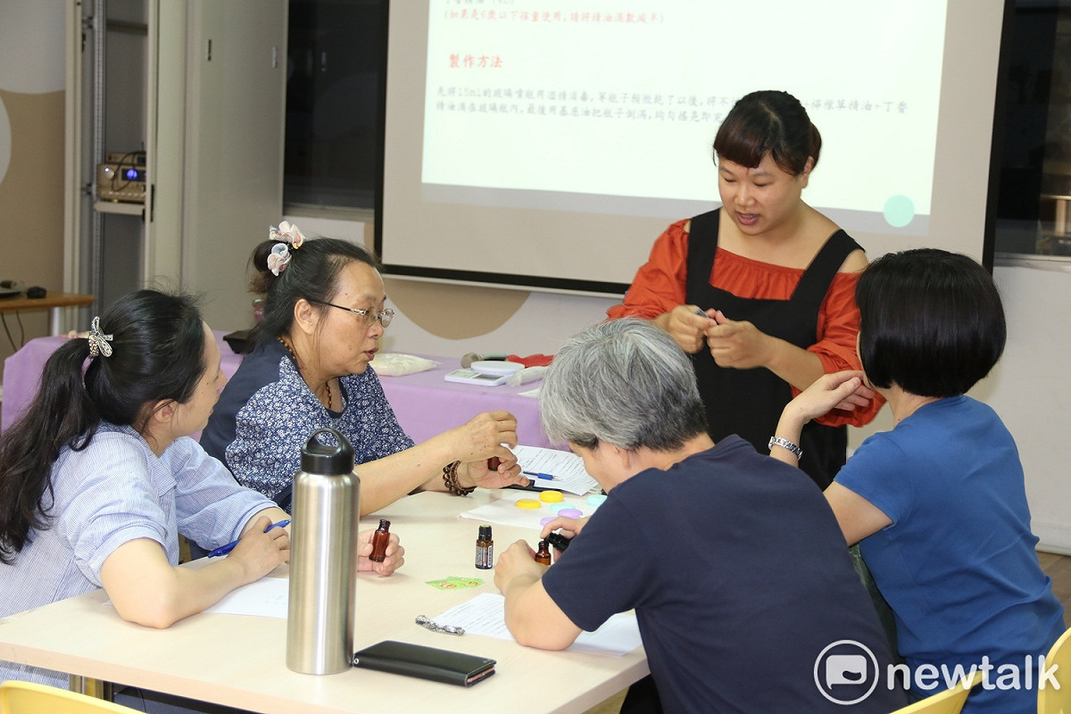 台中市坐月子服務員謝宛庭當講師，教手工防蚊液、止癢膏。 圖 : 唐復年/攝