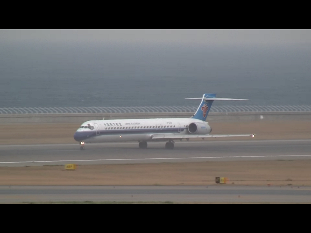 中國南方航空一大早即公告10日班機異動通知，共取消下午14時以後出發航班合計5條航線10個航班，包括CZ3096/CZ3095 台北-浦東-台北、CZ3020/CZ3019 台北-桂林-台北、CZ3046/CZ3045 台北-南寧-台北、CZ3012/CZ3011台北-瀋陽-台北、CZ3052/CZ3051 台北-長春-台北。 圖：翻攝自Youtube