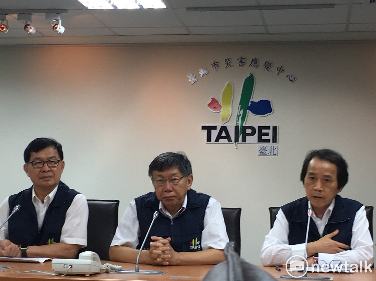 台北市長柯文哲（中）臉書遭不滿4點放假的網友留言嗆聲，柯直言，要100%（沒人批評）只有北韓這種國家才會有，強調4點停班停課是北北基共識，是妥協的方案。 圖：周煊惠 / 攝