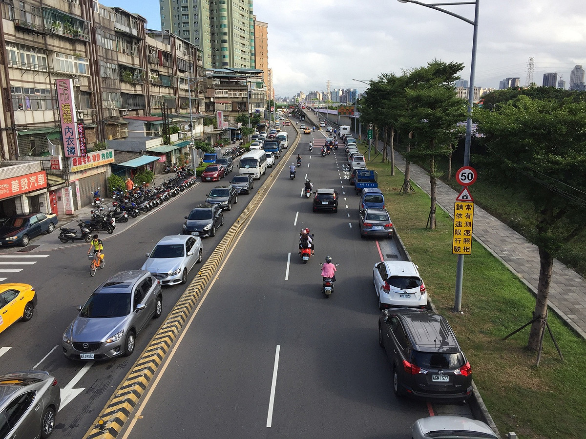 新北市自10日下午4時起，全市開放黃線紅線及240所學校停車，並暫停路邊停車收費。  圖：新北市交通局/提供