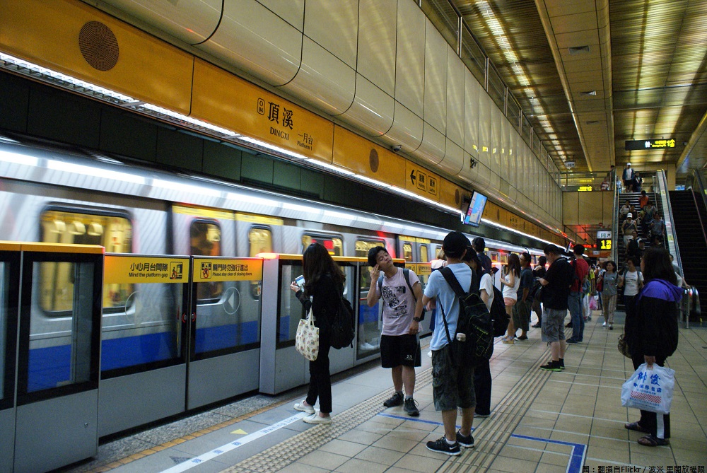 因應今（10）日公告16時起停止上班及上課，台北捷運為疏運下班、下課人潮，提早加密尖峰班距。 圖：翻攝自Flickr／波米 里開放權限