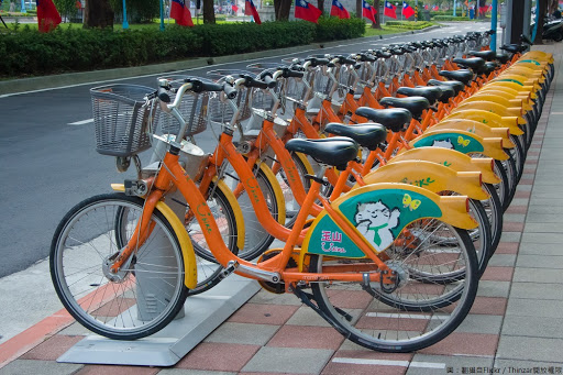 考量風雨加劇，為維護騎乘者的安全，雙北市YouBike微笑單車將於今天的18時起全面停止營運。 圖：翻攝自Flickr／Thinzar開放權限