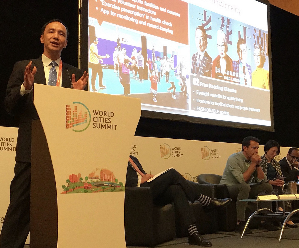 朱立倫在「世界城市高峰會議」英文演說，因航班之故，無法立即趕回台灣坐鎮防災會議。 圖：新北市政府/提供