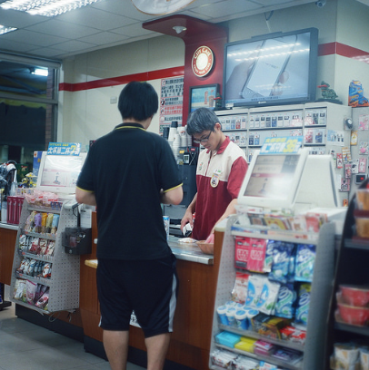 強颱瑪莉亞來襲，服務業與媒體業颱風天仍要堅守崗位。 圖：flickr popo kuo 開放權限