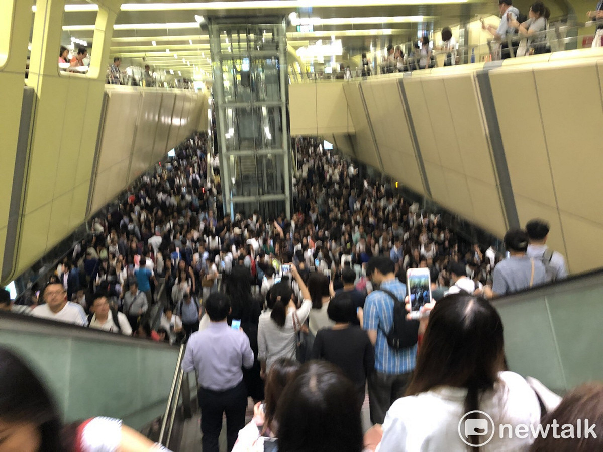 強颱瑪莉亞威力驚人！今（10）日北北基宣佈下午四點起放假，捷運人擠人。 圖 : 徐薇薇/攝