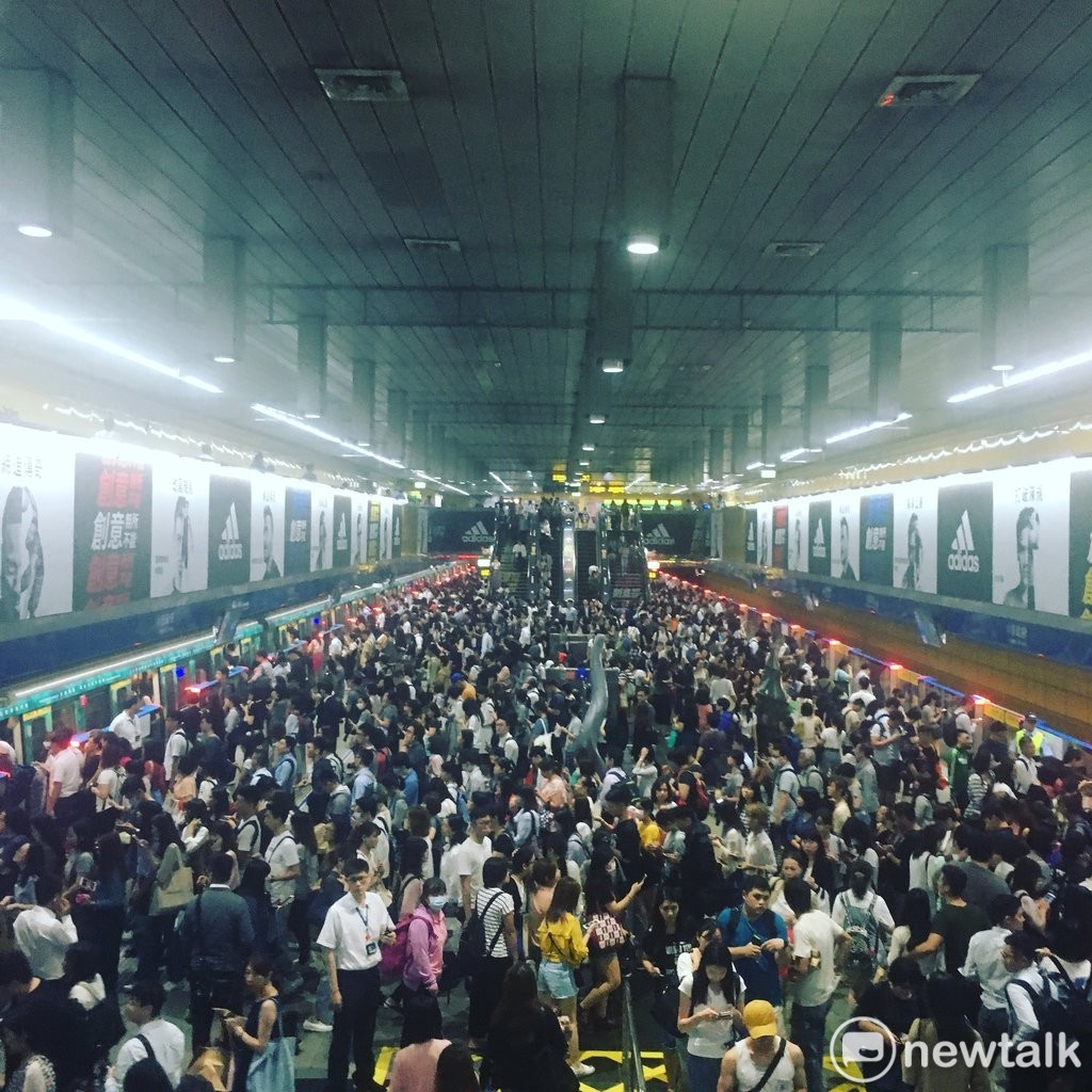 為了因應強颱瑪莉亞來襲，昨（10）日上午北北基宣佈下午四點開始停班停課，洶湧人潮湧入捷運站。因應台北市正常上班上課，今（11）日台北捷運各路線、捷運轉乘停車場正常營運。 圖：徐薇薇/攝
