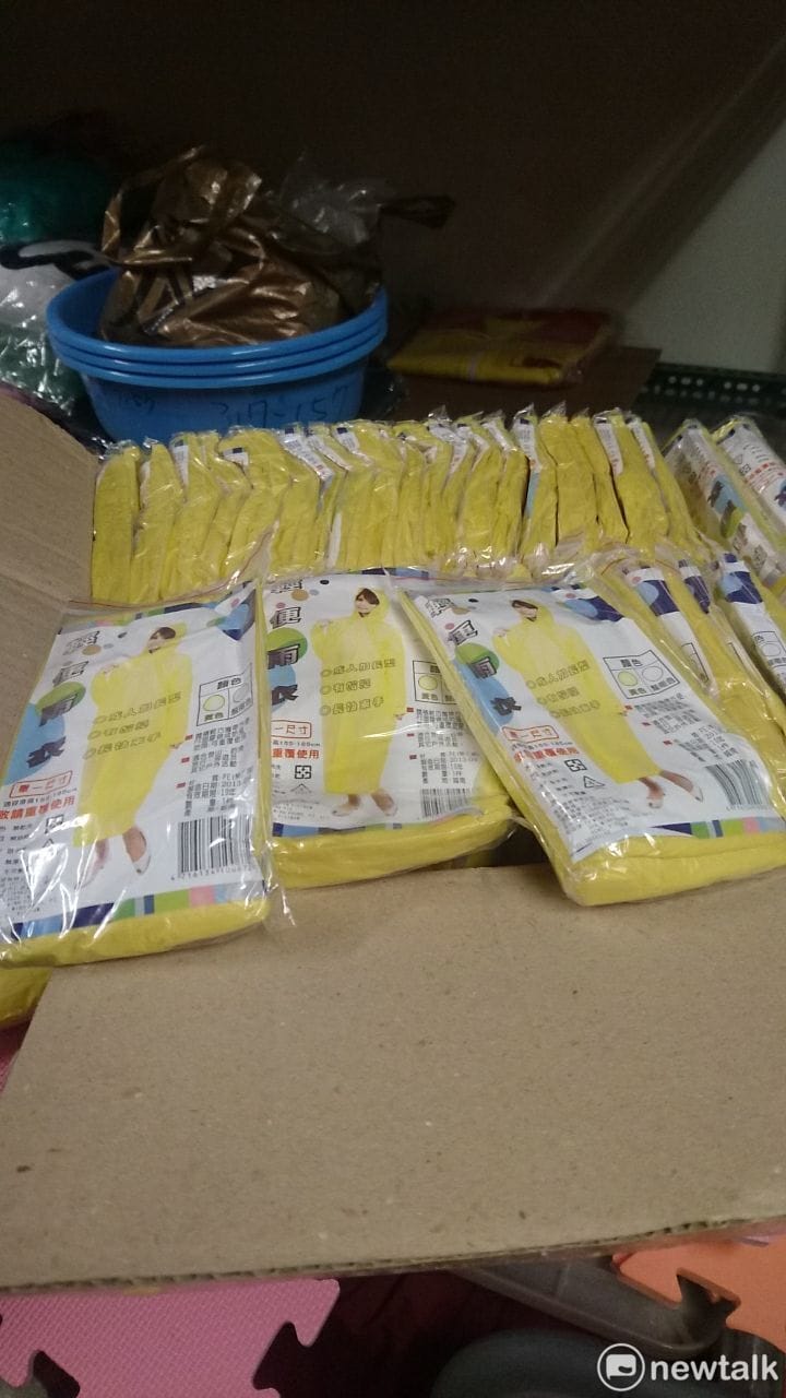 對於沒有意願入住避颱所的街友，社會局也提供相關物資。 圖：台北市社會局 / 提供