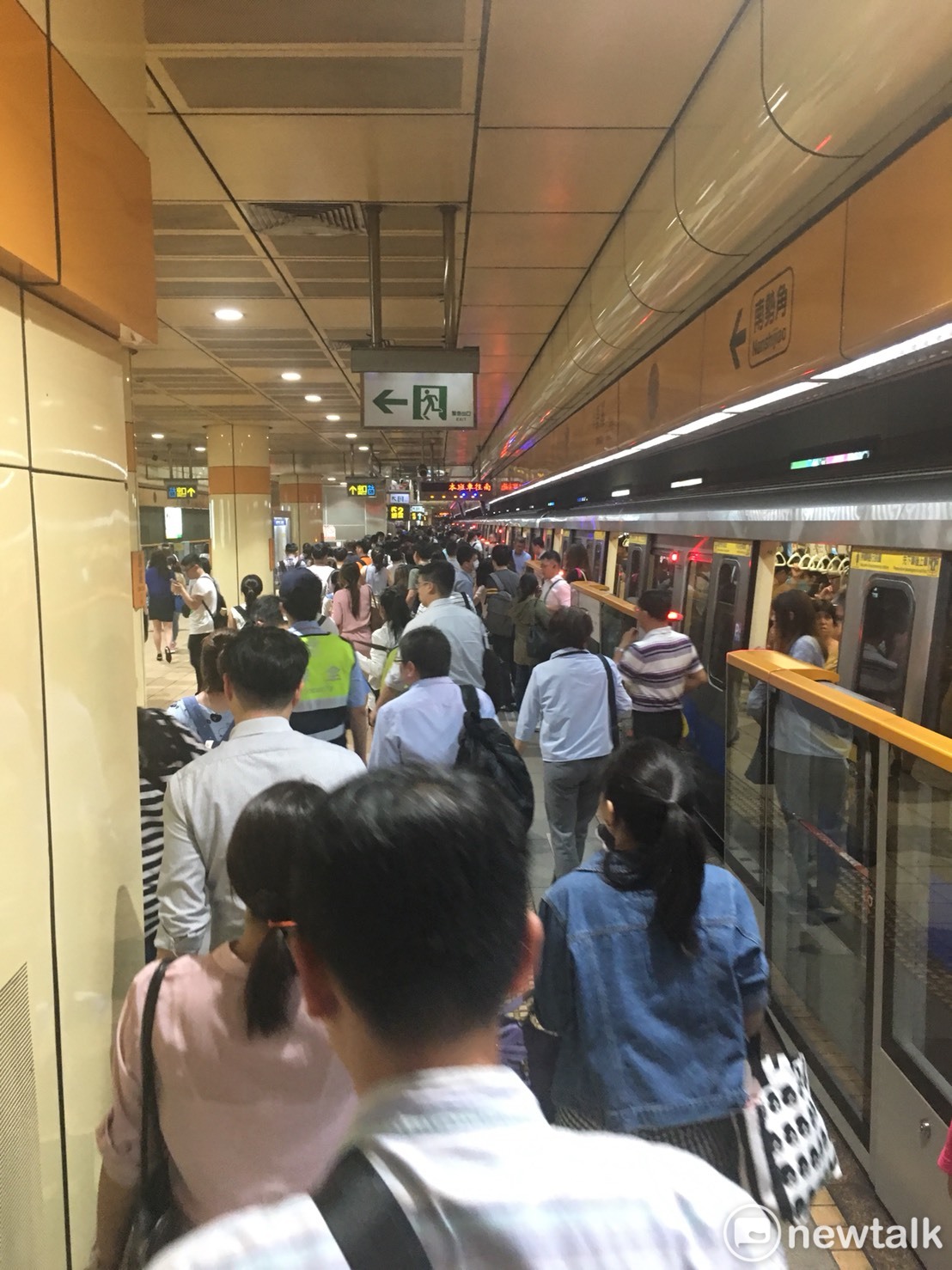 強颱瑪莉亞威力驚人！今（10）日北北基宣佈下午四點起放假，捷運人擠人。 圖 : 張正霖/攝