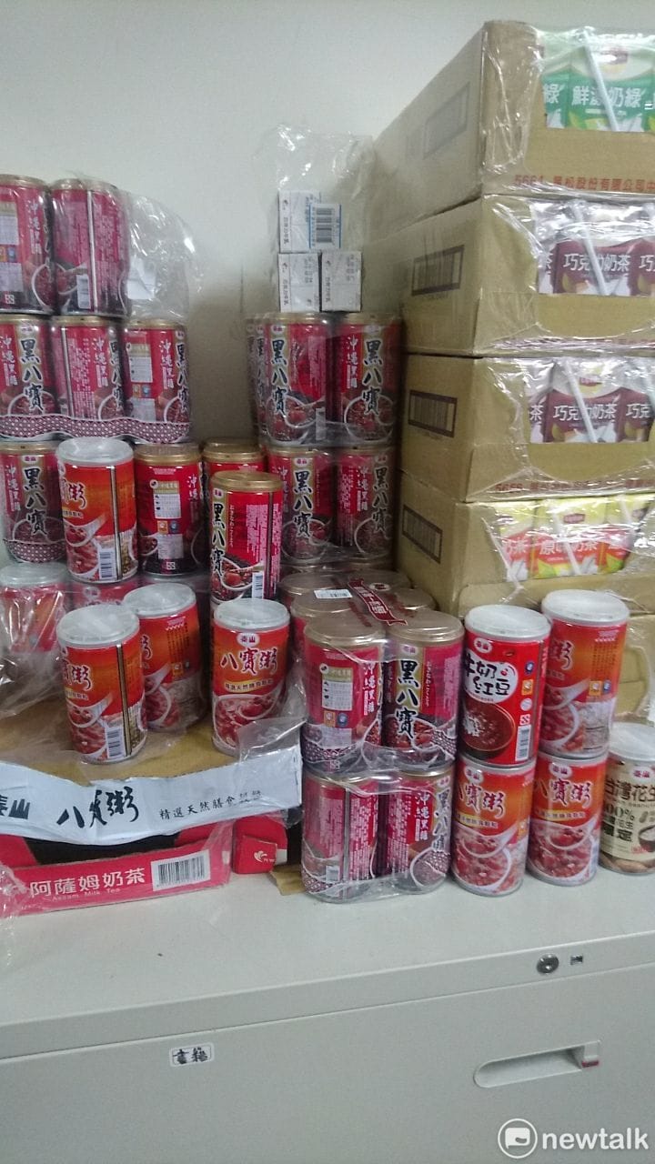 對於沒有意願入住避颱所的街友，社會局也提供相關物資。 圖：台北市社會局 / 提供