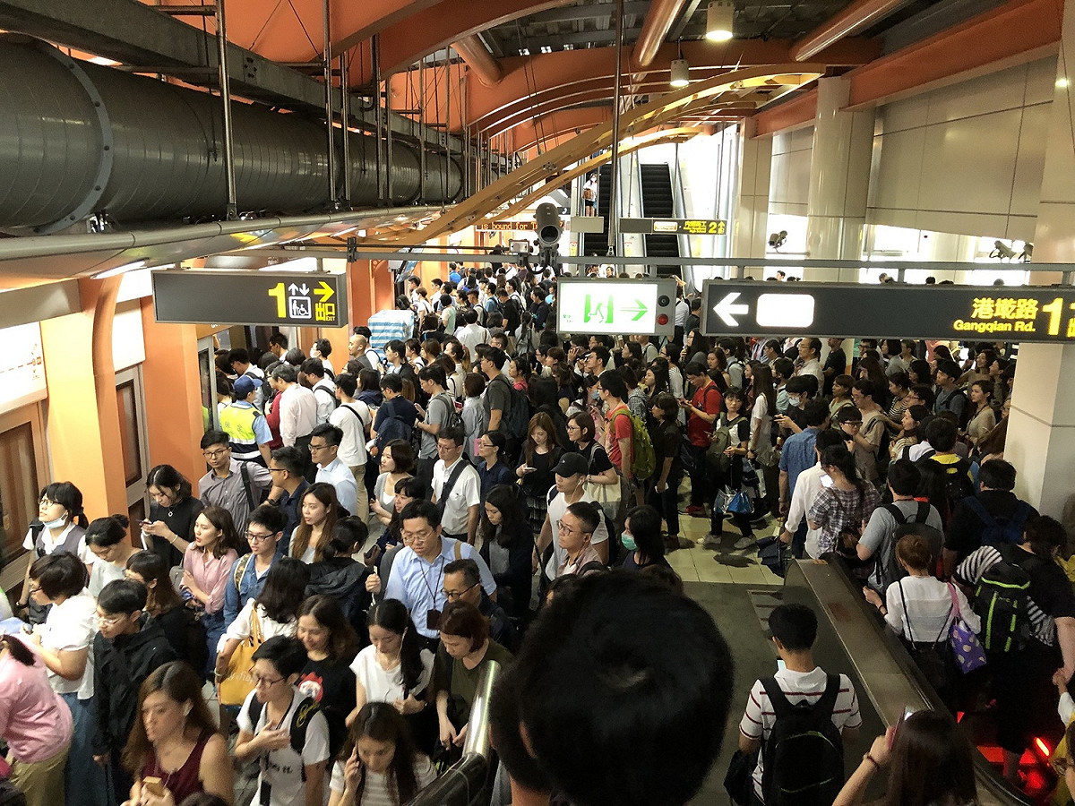 捷運內湖線也塞爆。 圖 : 馮小姐/提供