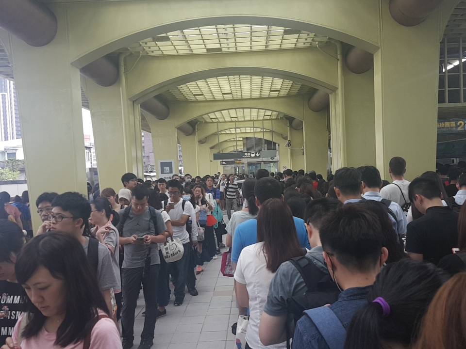 下班人潮雖然多，但大家都守秩序，排隊上下車。 圖 : 馮小姐/提供