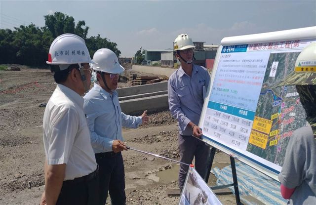 楊明州前往林園排水及鳳林三路等處勘察排水系統。 圖：高雄市政府/提供