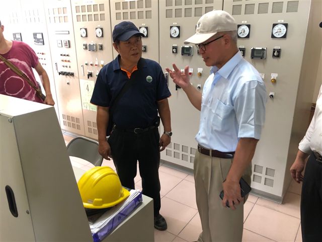 蔡復進到美濃湖與五號抽水站。 圖：高雄市政府/提供