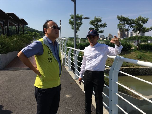 史哲往柴山滯洪池與南北大溝抽水站查勘。 圖：高雄市政府/提供