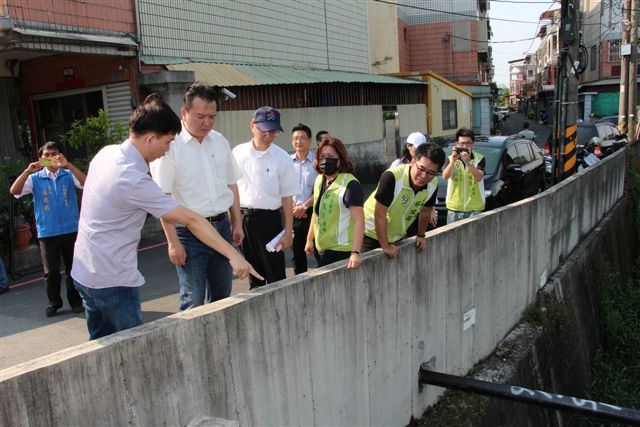 高雄市長許立明前往日前豪雨淹水的神農路及瓦厝街防汛整備。 圖：高雄市政府/提供