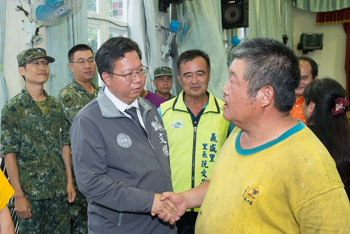 桃園市長鄭文燦10日前往復興區視察防颱整備及預防性撤離情形，希望颱風夜民眾一切平安。  圖:桃園市政府/提供