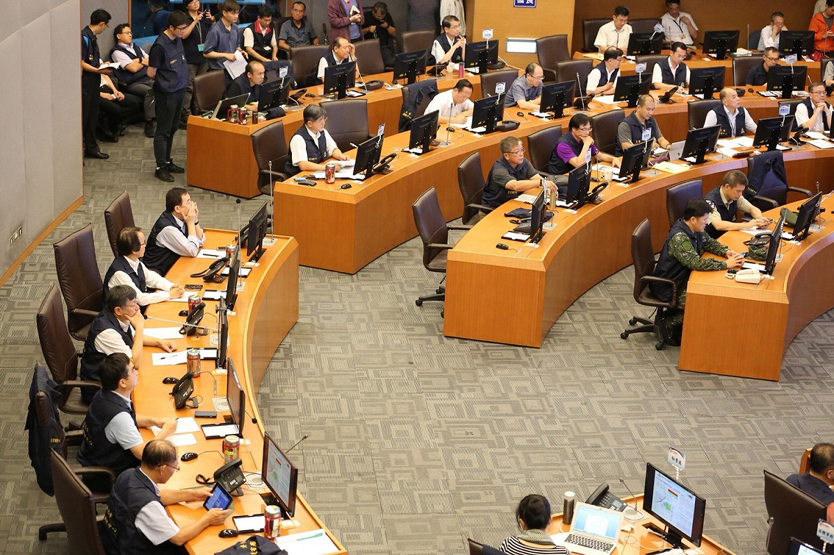 柯文哲今晚坐鎮北市災害應變中心，晚間10時宣布北市明上班上課。 圖：台北市政府/提供