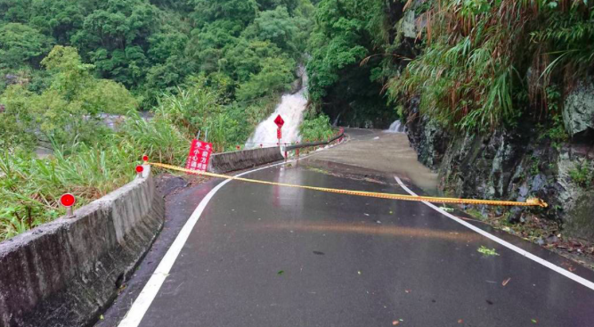 南清公路43公里道路淹水，目前實施交管，無法通行。 圖：新竹縣消防局／提供