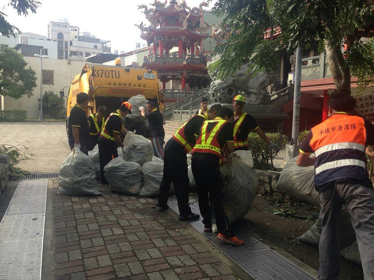 風雨漸歇，各地清潔隊即開始進行環境復原工作。 圖:桃園市政府環保局/提供