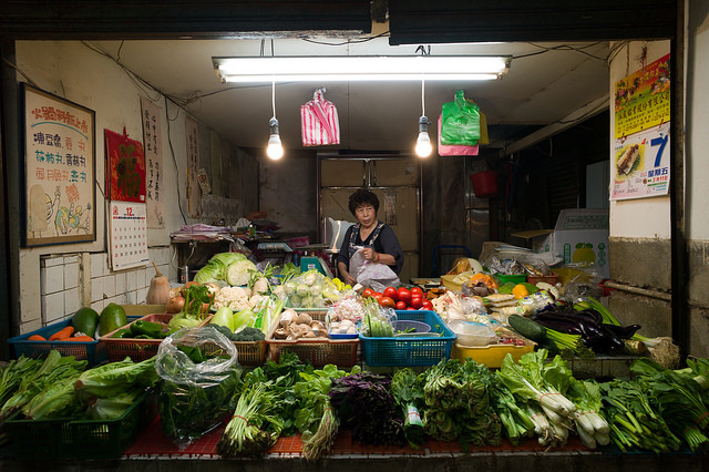 台北市市場處表示，台北果菜批發市場受影響到貨量減少，蔬果平均價格波動不大，預估未來供貨量不虞匱乏。 圖：翻攝自flickr Anson Chen開放授權