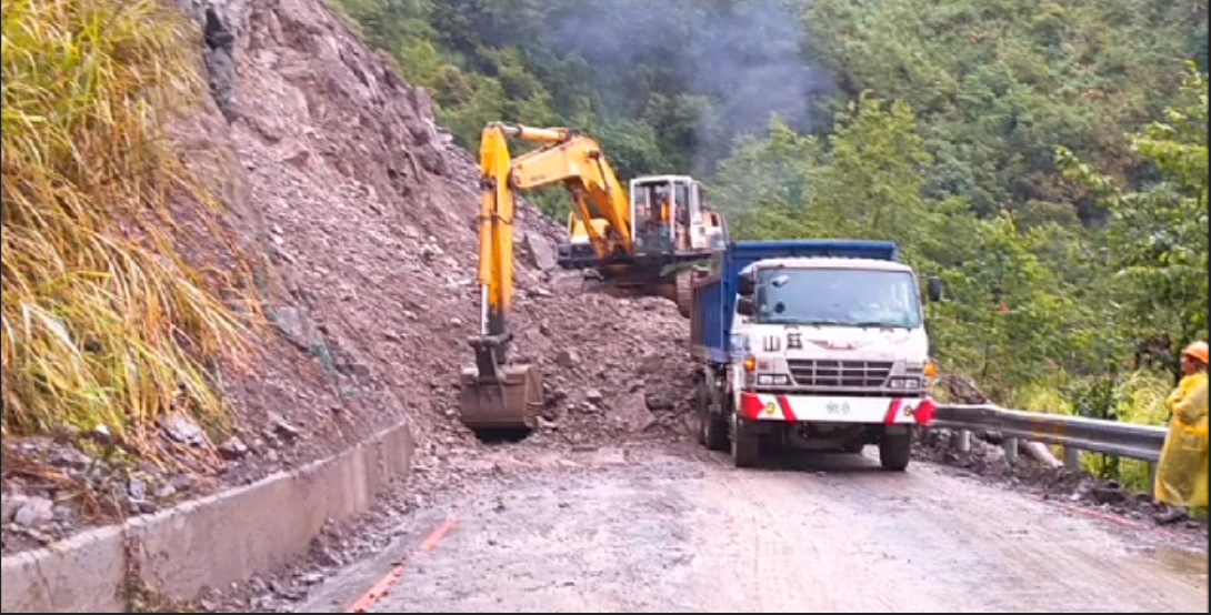 新中橫公路台21線133k+450（迴頭彎)路段上邊坡，大量土石塌陷下來造成交通受阻。 圖：公路總局／提供