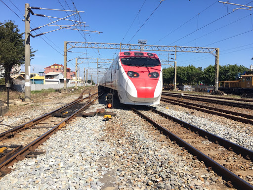 台鐵在今(11)11:20發布各幹線列車已大致恢復正常行駛，同時為颱風過後疏運，台鐵開放東線(含跨線)普悠瑪號、太魯閣號等新自強號每列次限量發售120張無座票。 圖：台鐵提供