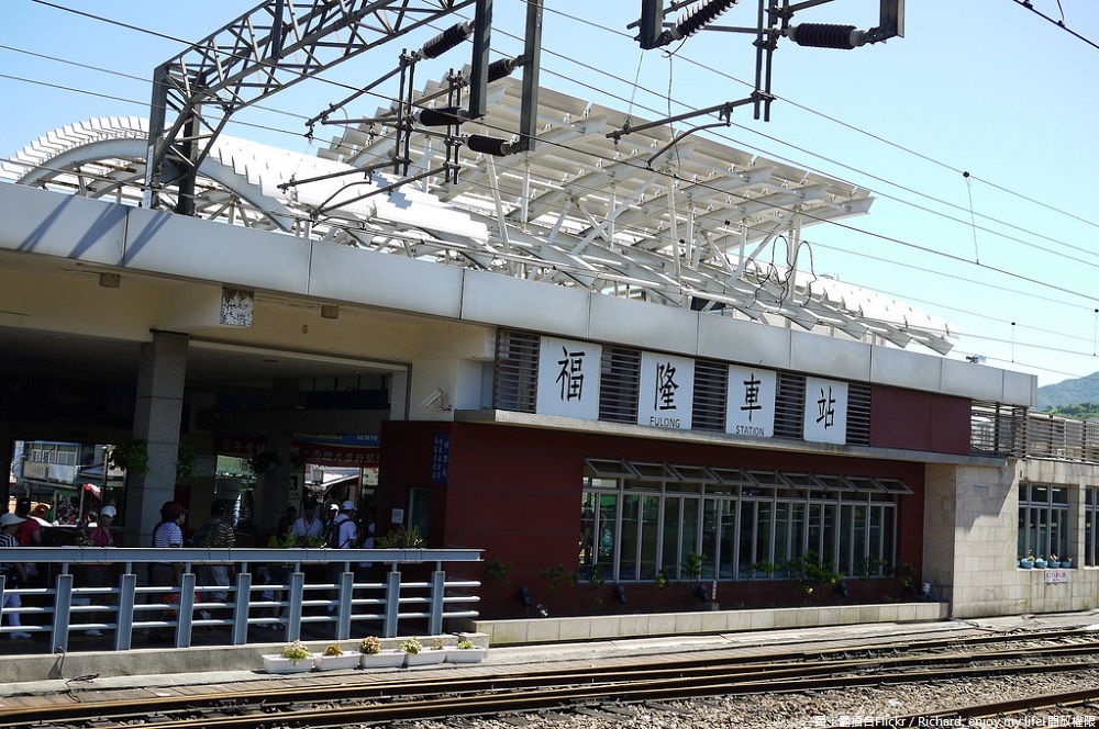 台鐵公司將於7月27日至29日活動期間，加開自強號及區間快車合計22班次，並且增停福隆站各級列車19班次，希望多搭乘火車前往參加貢寮海洋音樂祭精彩活動。 圖：翻攝自Flickr／Richard, enjoy my life!開放權限