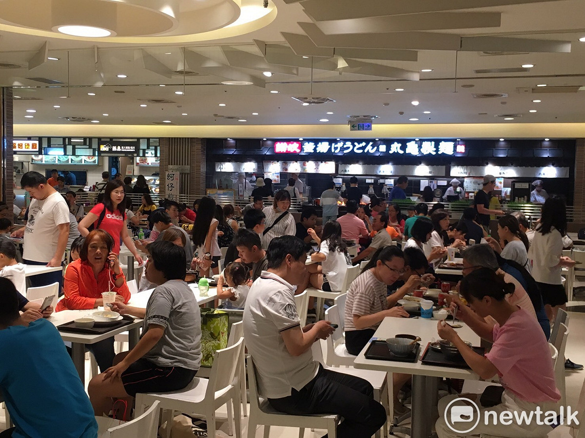 中壢百貨公司美食街也是人滿為患，就連找個位子坐也要耐心等候。 圖:林昀真/攝
