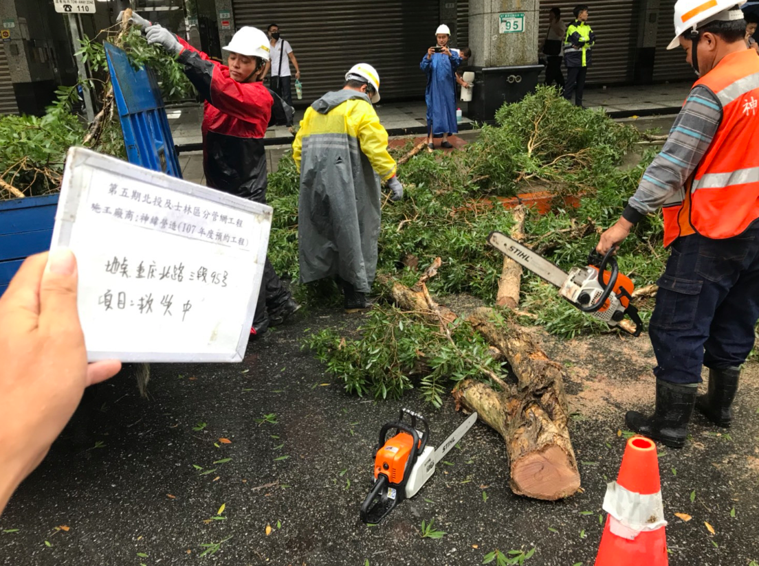 台北市工務局加速排除各交通要道之災後障礙物。 圖：台北市工務局／提供